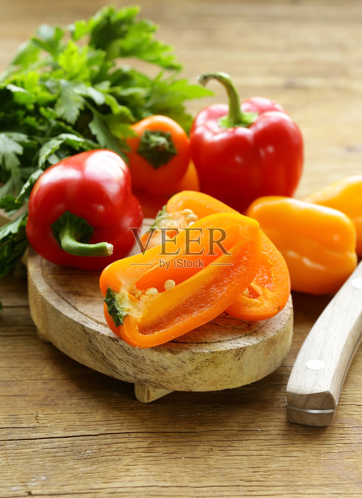 新鲜的彩色甜椒在木制的背景上照片摄影图片