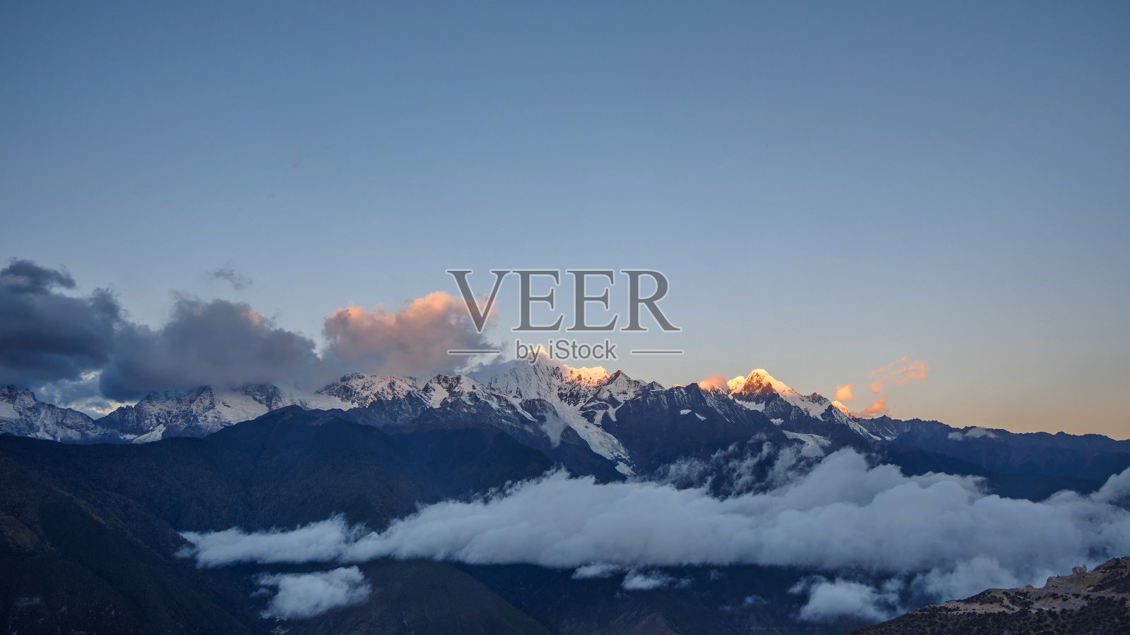 中国云南梅里雪山景观。照片摄影图片