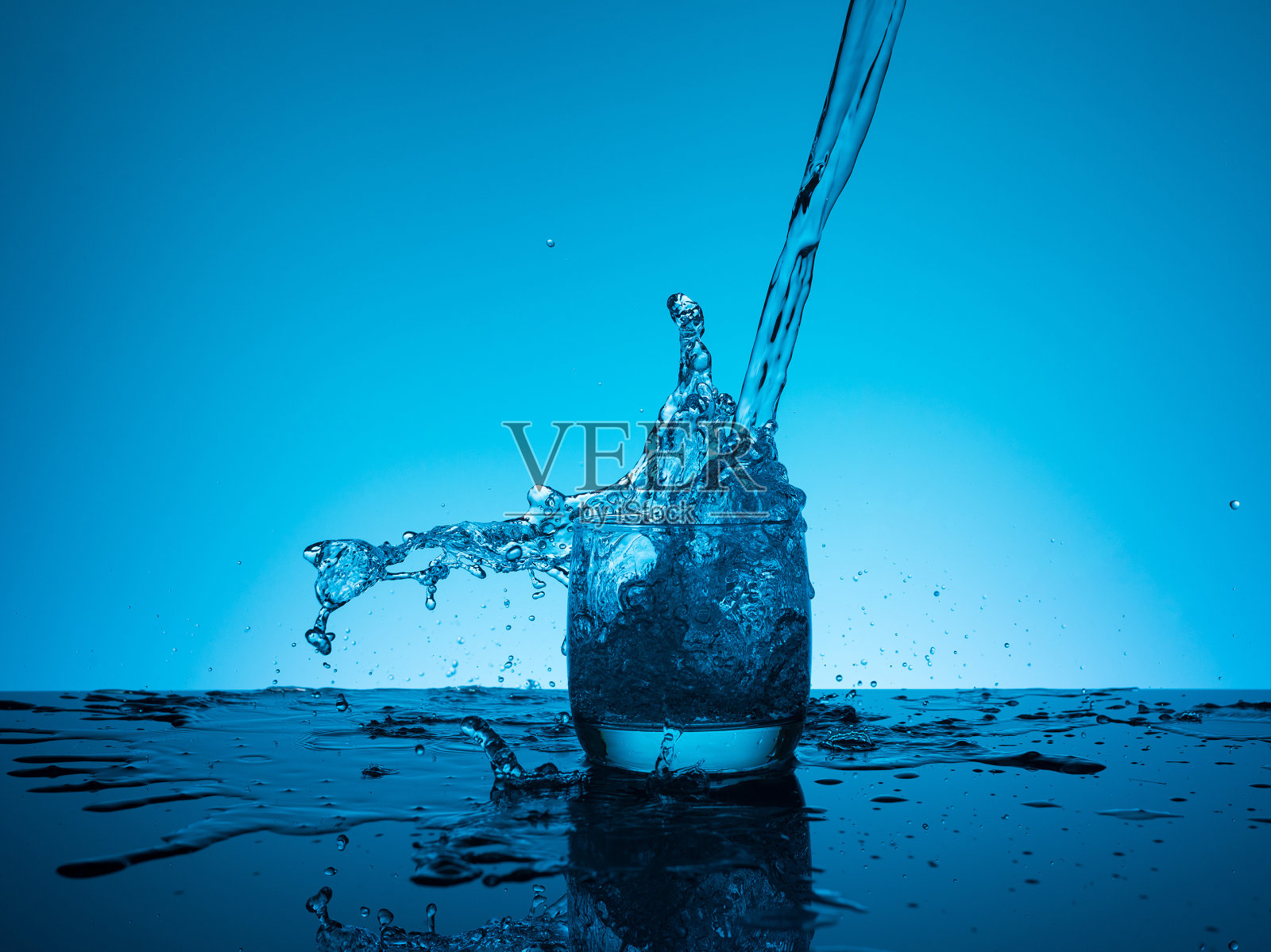 Сreative往玻璃杯里泼水照片摄影图片