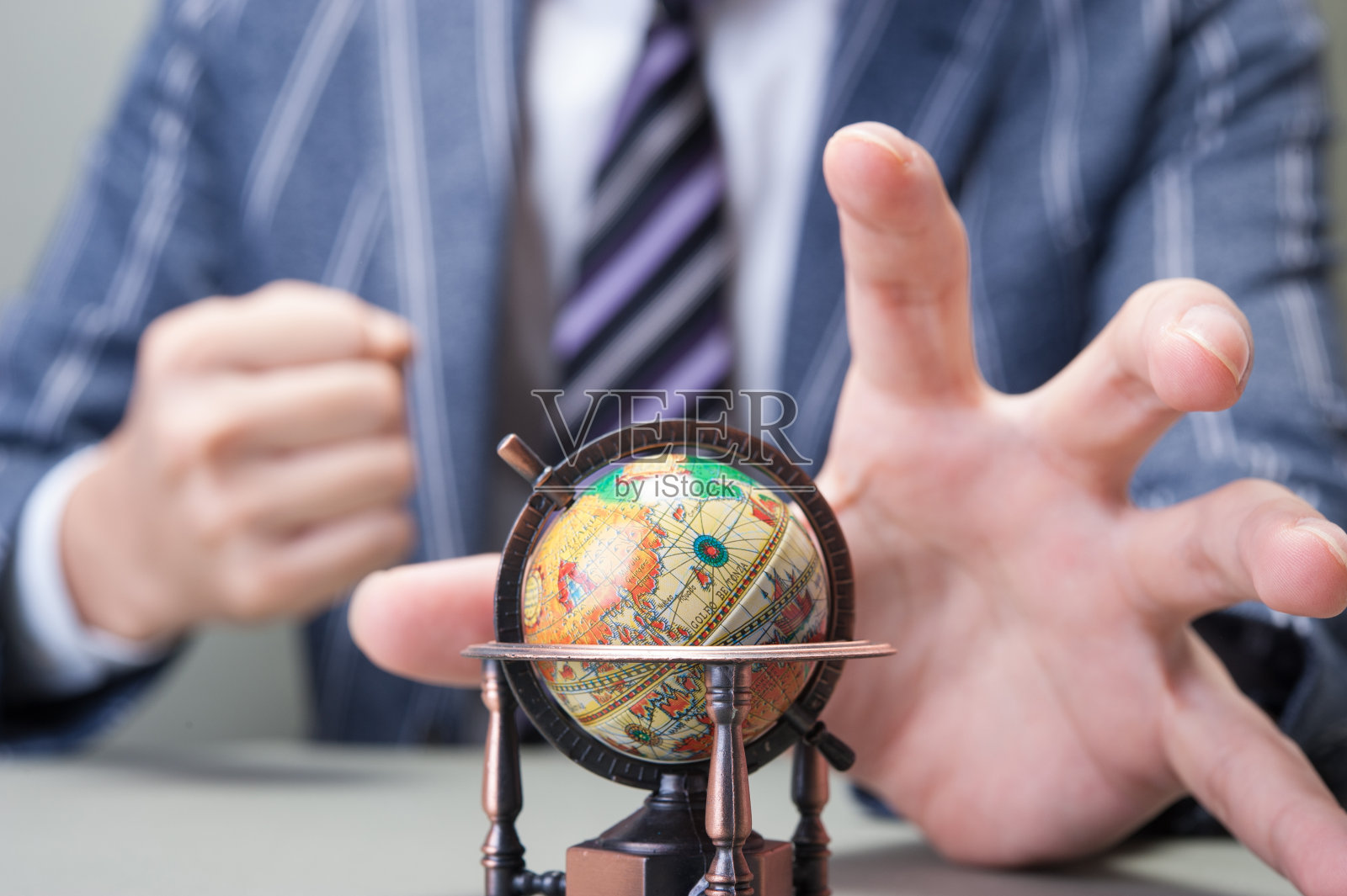 微型地球仪和日本商人的手照片摄影图片