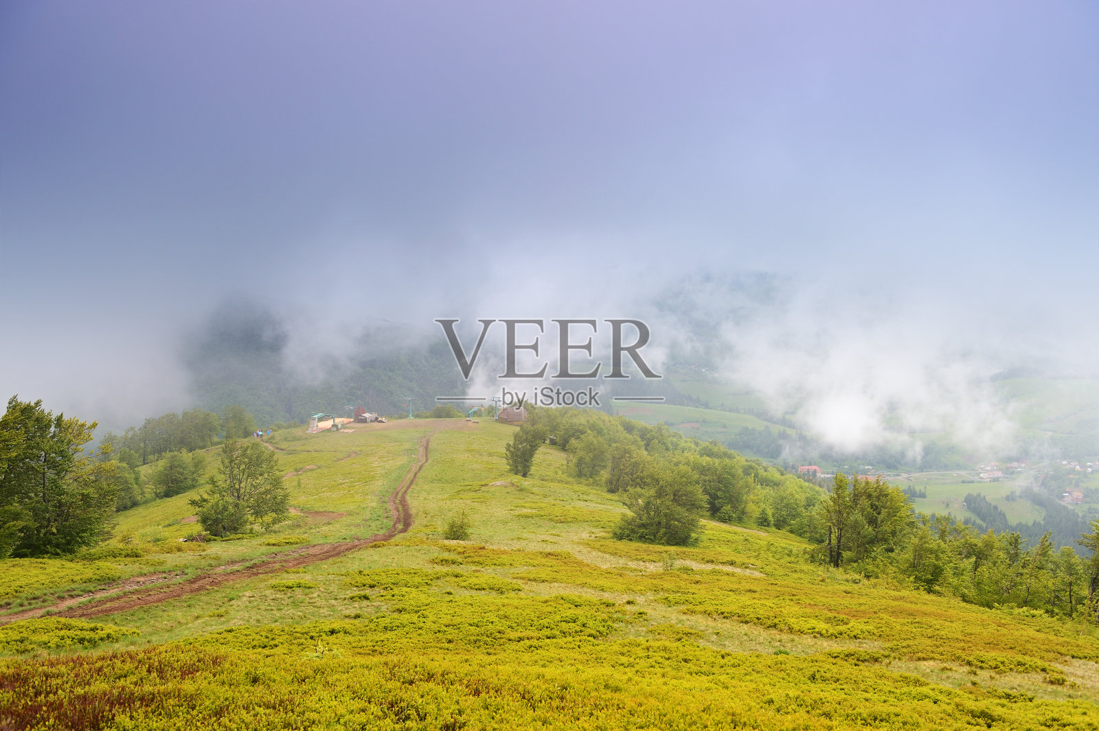 山上大雾弥漫照片摄影图片