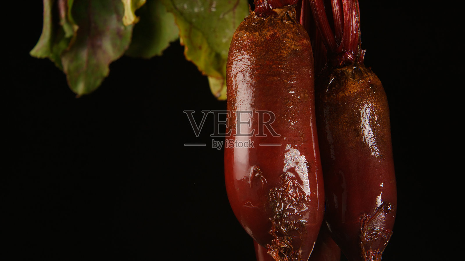 黑色背景上的湿甜菜照片摄影图片