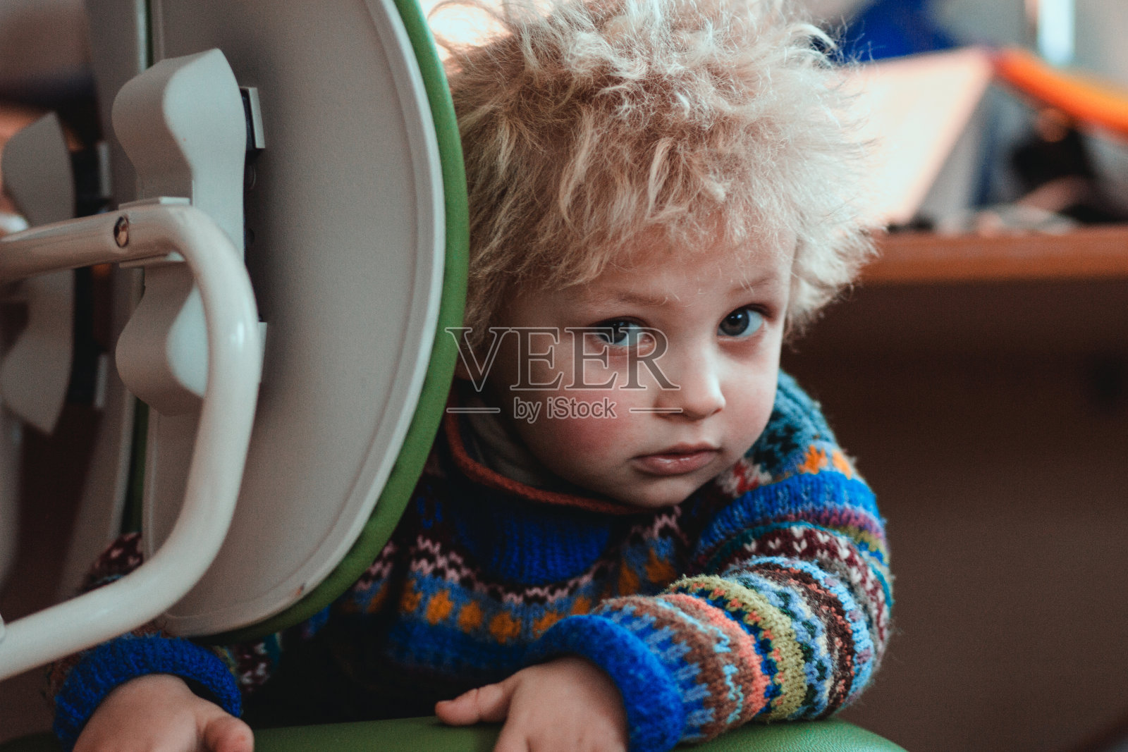 好奇的小男孩的肖像照片摄影图片