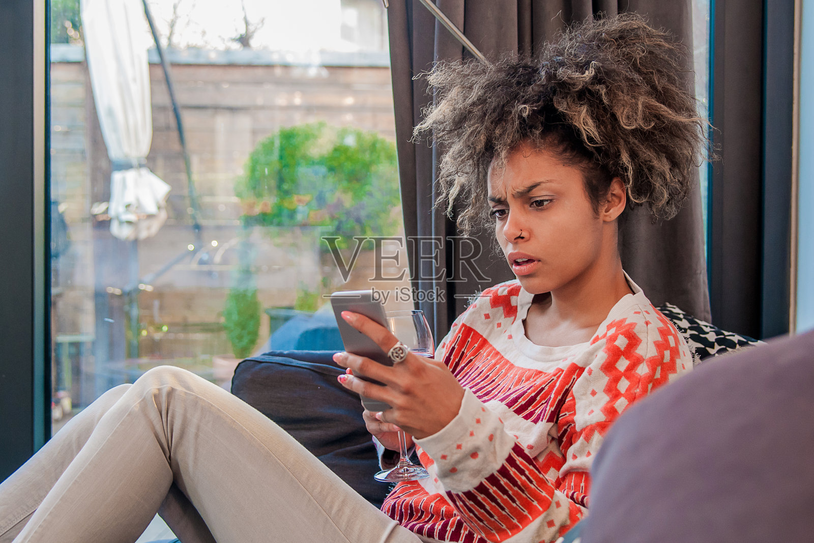 电话里的女人一脸担心。强调震惊的女人照片摄影图片