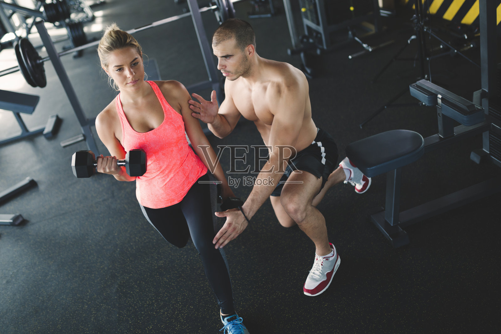 帮助女性在健身房实现目标的私人教练照片摄影图片