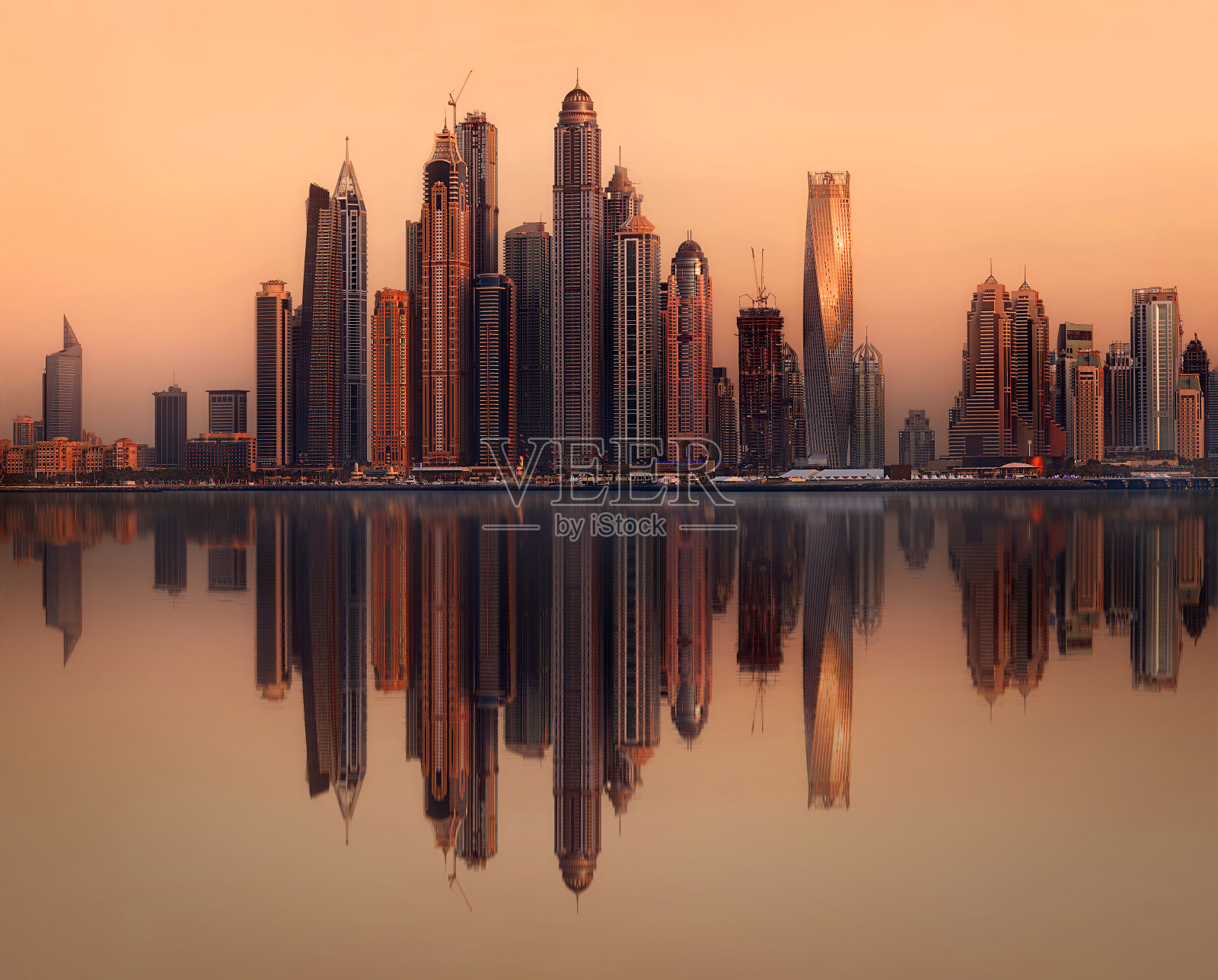 迪拜码头湾全景，有游艇和多云的天空照片摄影图片