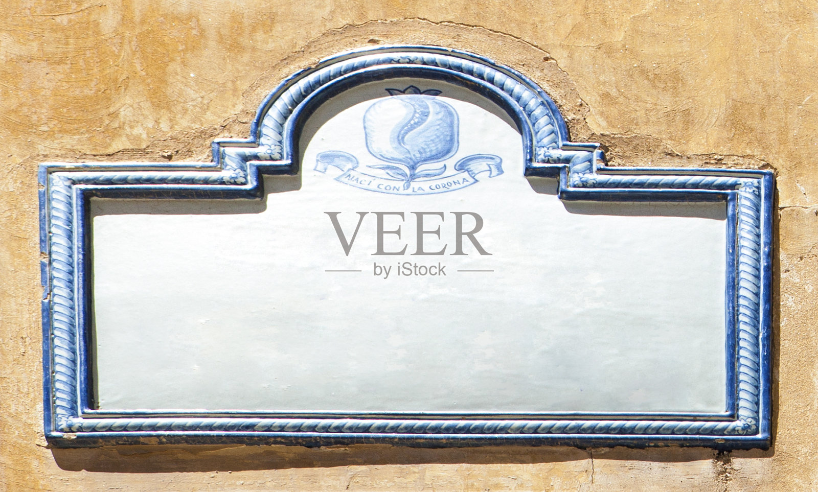 西班牙格拉纳达的空瓷砖街道牌匾照片摄影图片