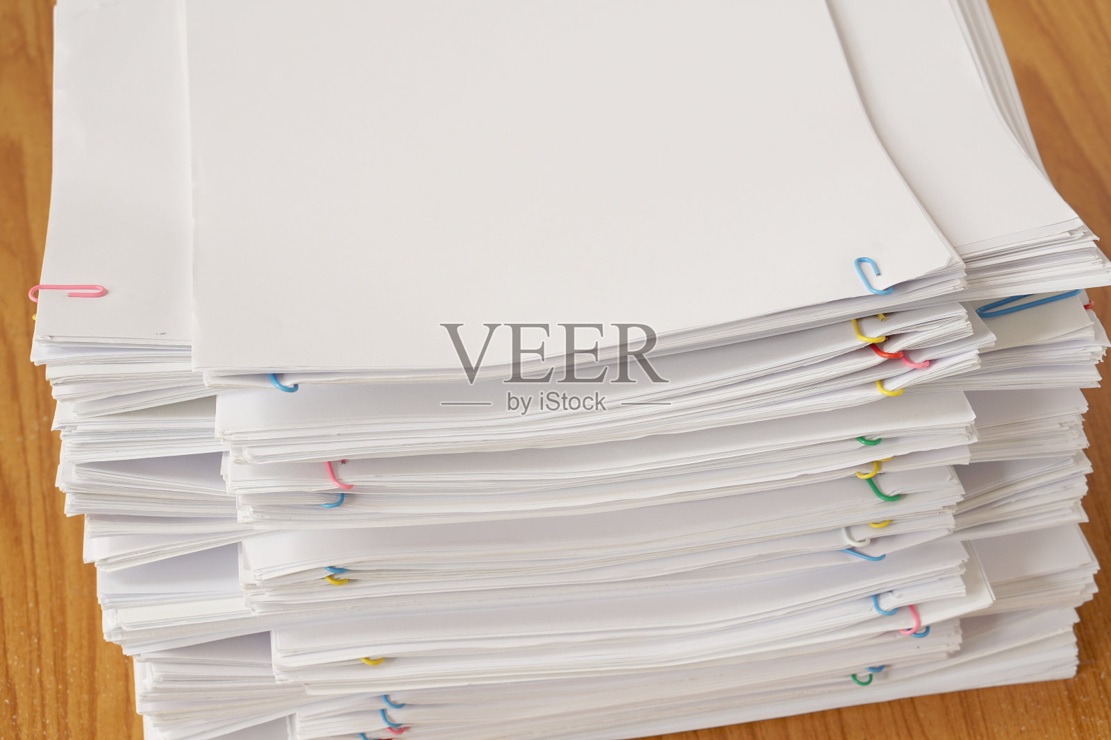 彩色回形针与超载的文件和报告堆照片摄影图片