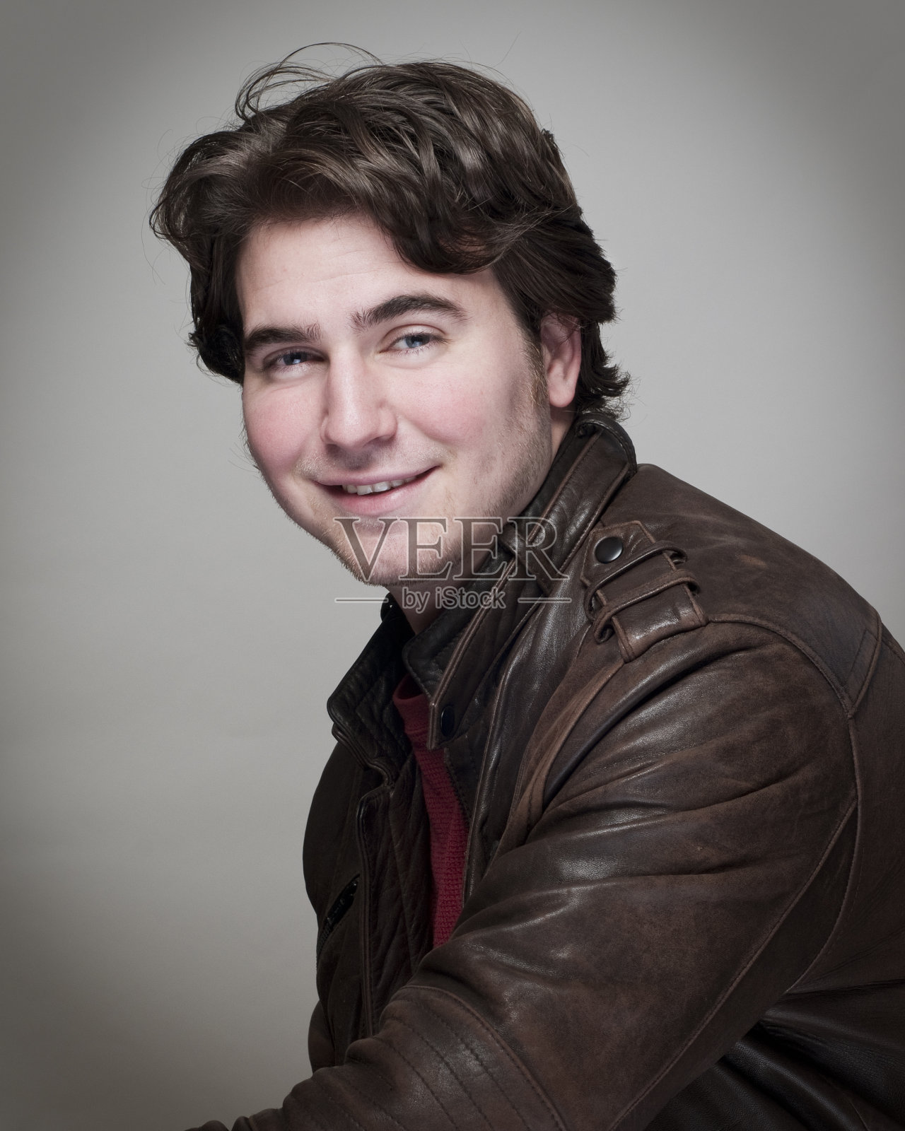 穿皮夹克的男人照片摄影图片