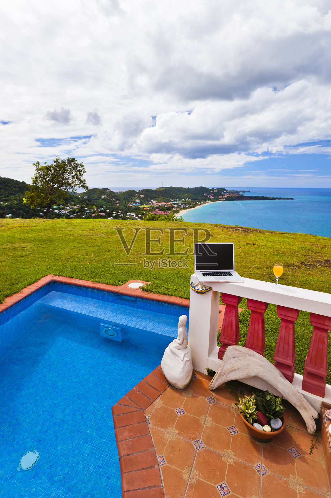 笔记本电脑在游泳池边照片摄影图片