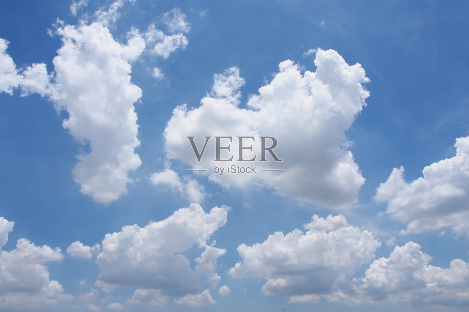 美丽的形状的白云在阳光明媚的夏天照片摄影图片