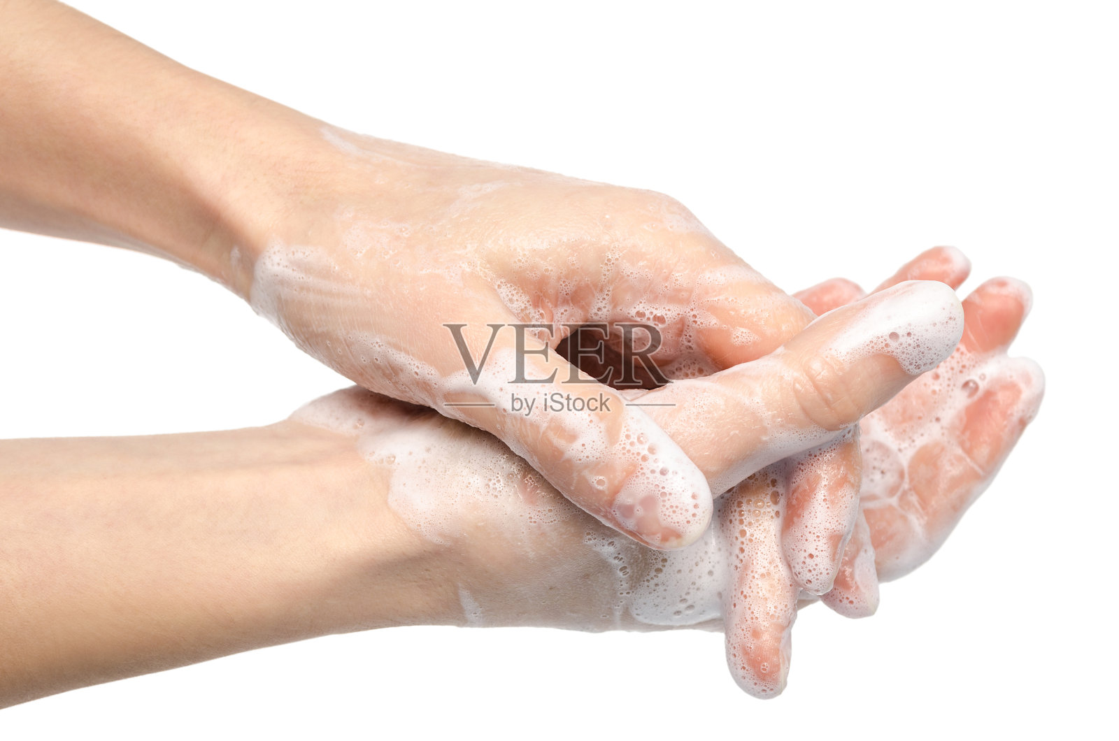 小女孩在洗手，手上满是肥皂和肥皂泡。照片摄影图片