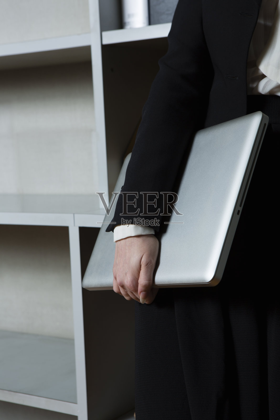 女商人站在书架前照片摄影图片