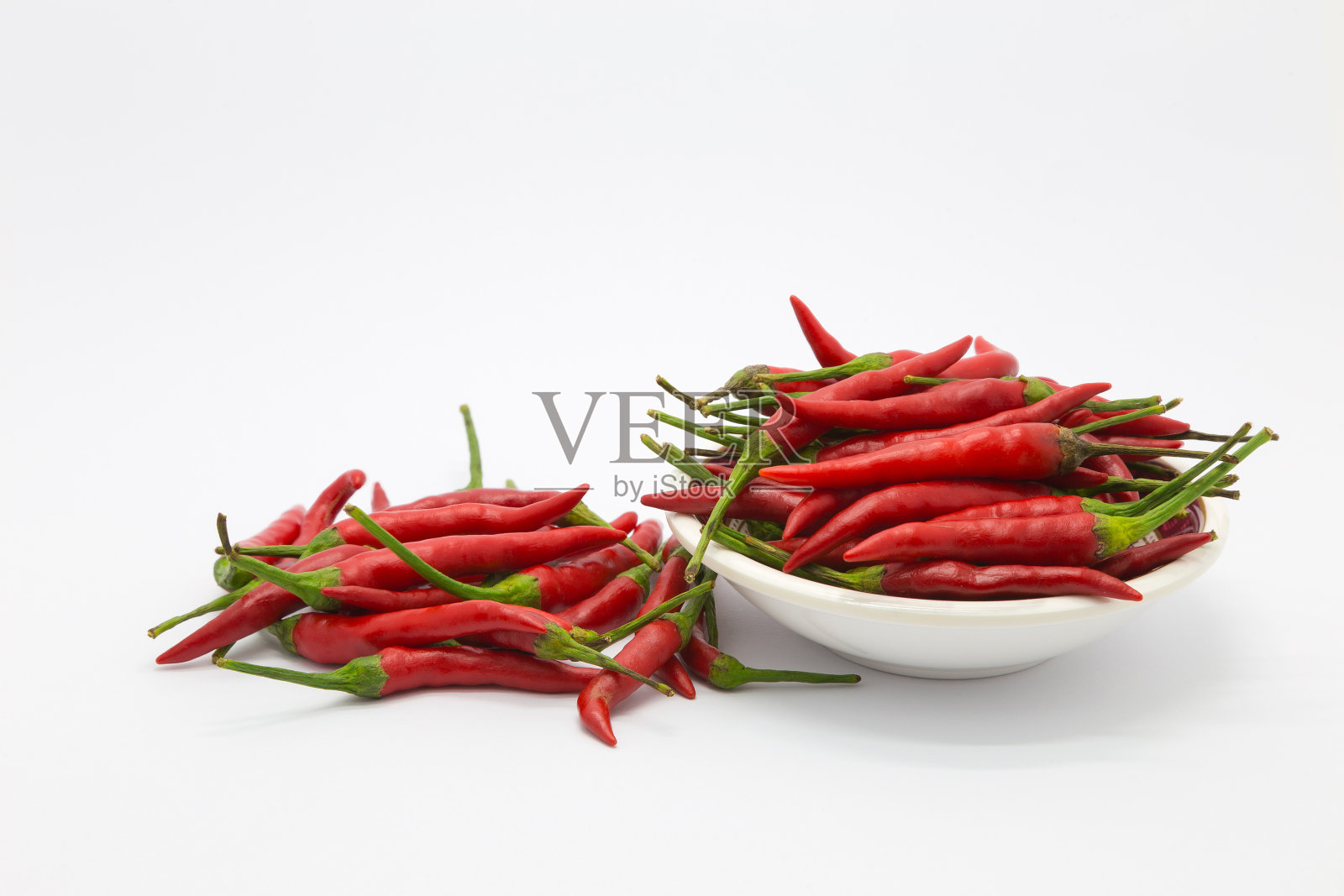 白色背景上的红辣椒照片摄影图片