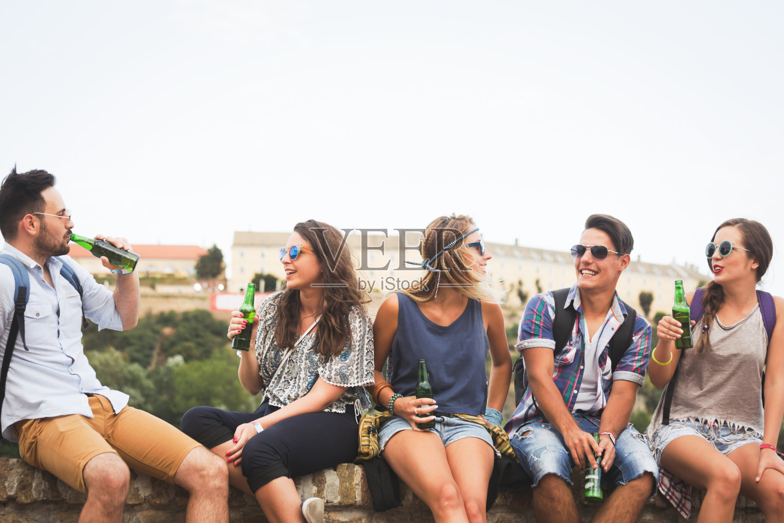 一群朋友在户外玩得很开心照片摄影图片