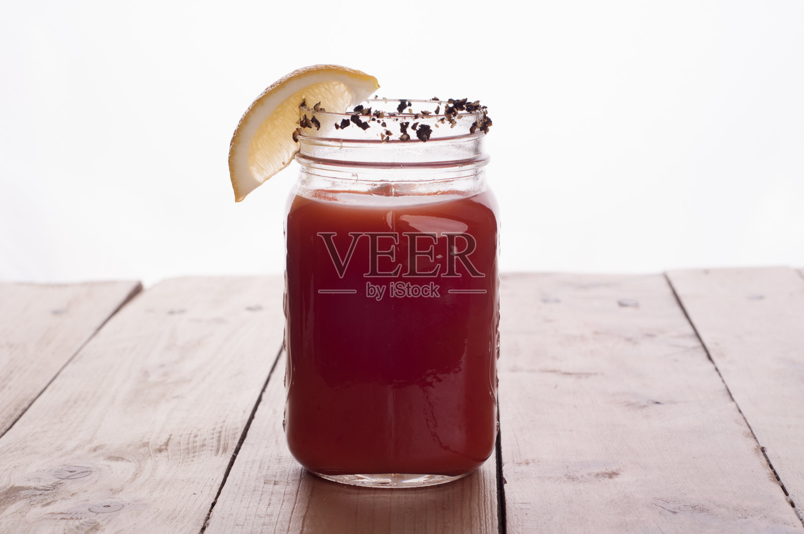 血腥玛丽鸡尾酒放在木桌上照片摄影图片