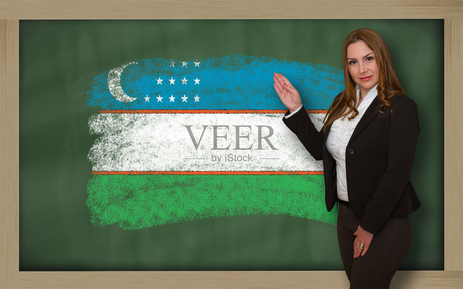 老师在黑板上展示乌兹别克斯坦国旗照片摄影图片