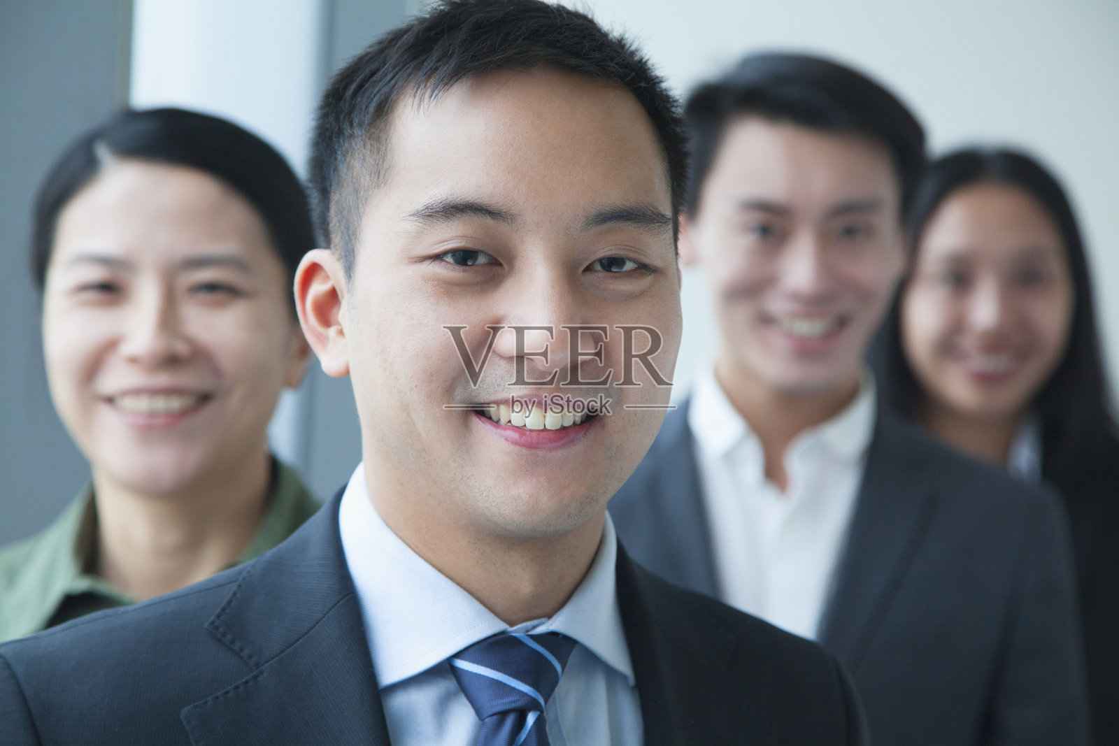 商人与同事在办公室肖像照片摄影图片