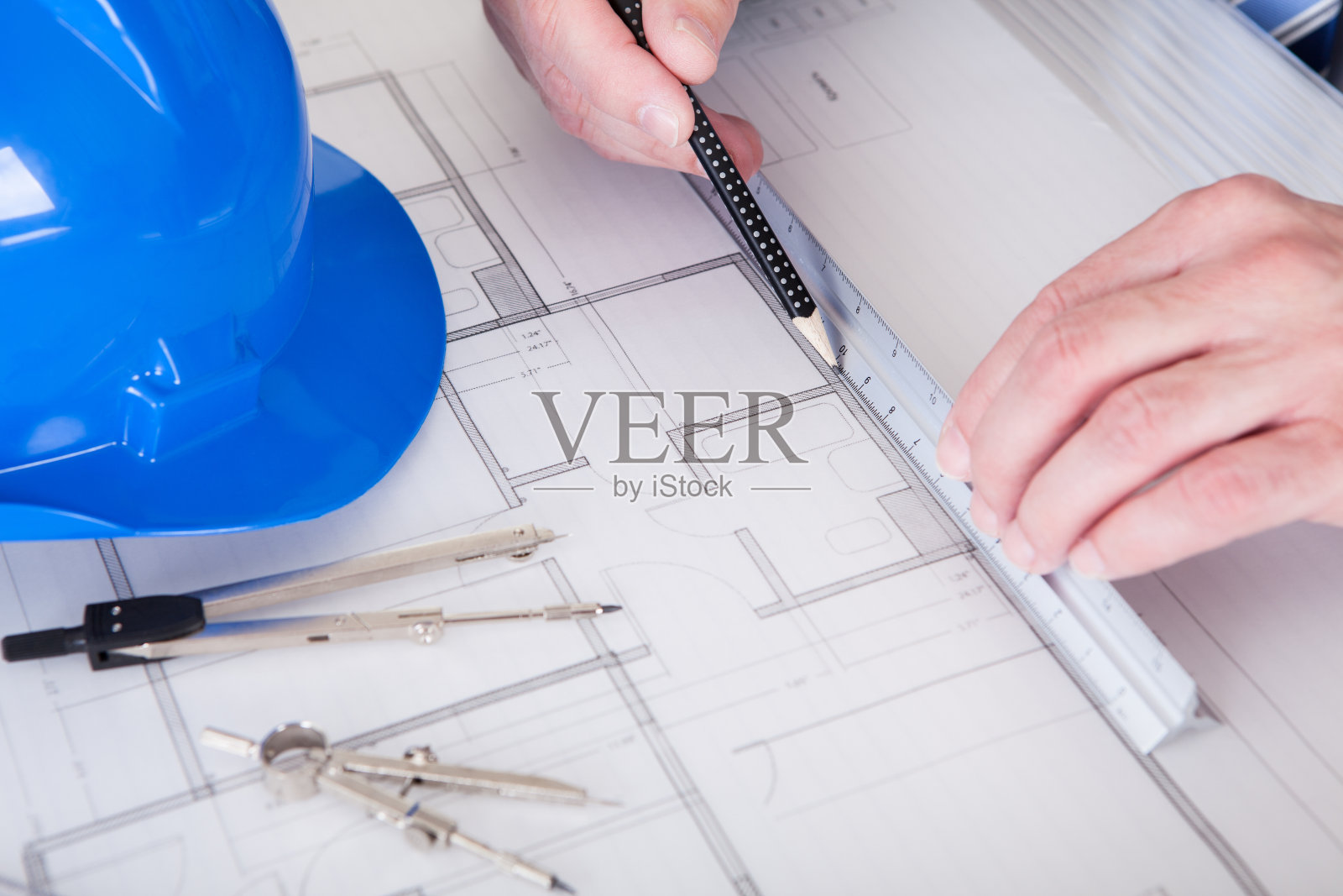 在办公桌前工作的成熟建筑师男性照片摄影图片