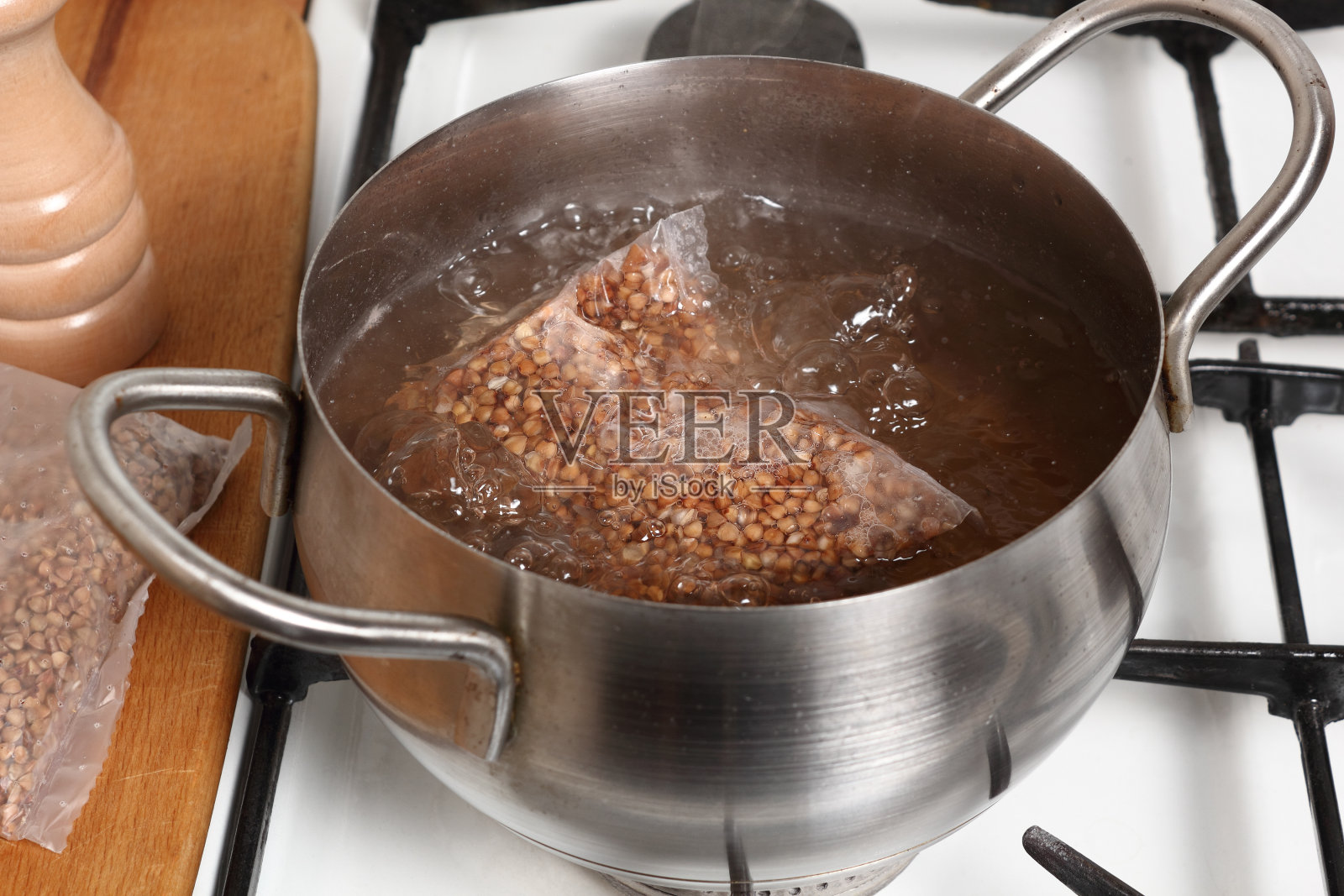 在煤气炉上烹饪荞麦照片摄影图片