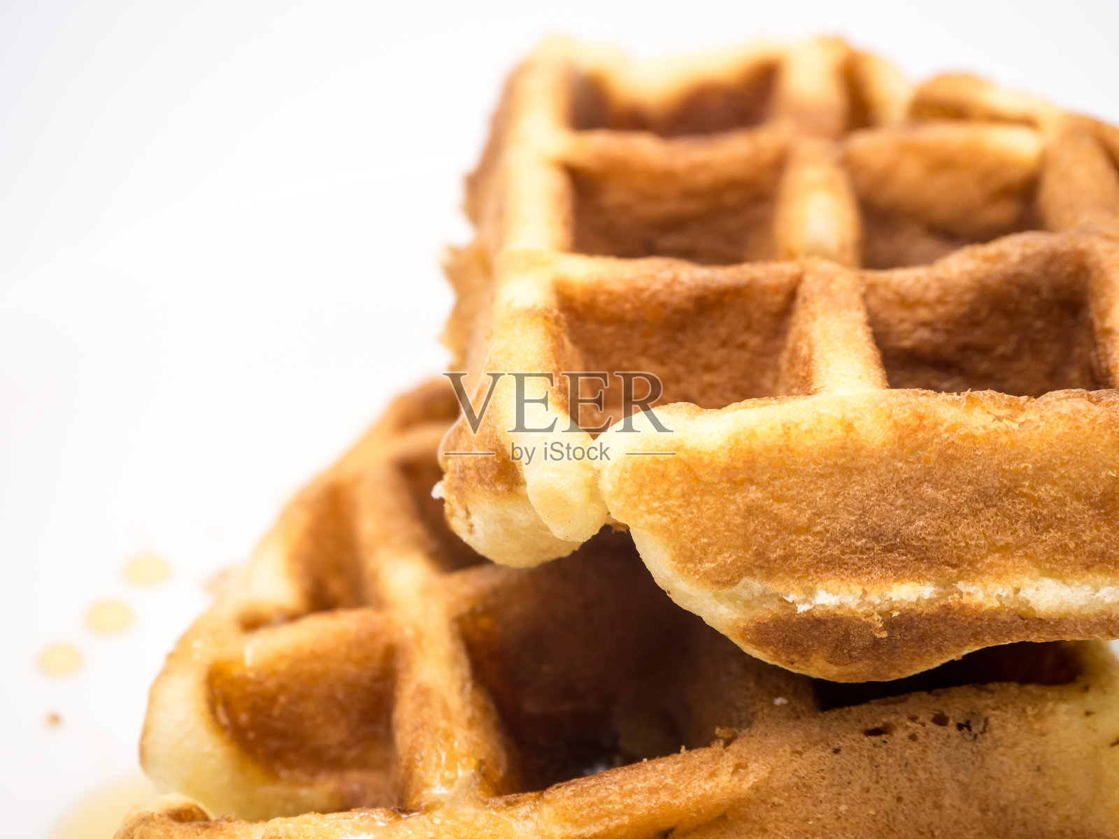 白色背景上自制的煎饼。照片摄影图片