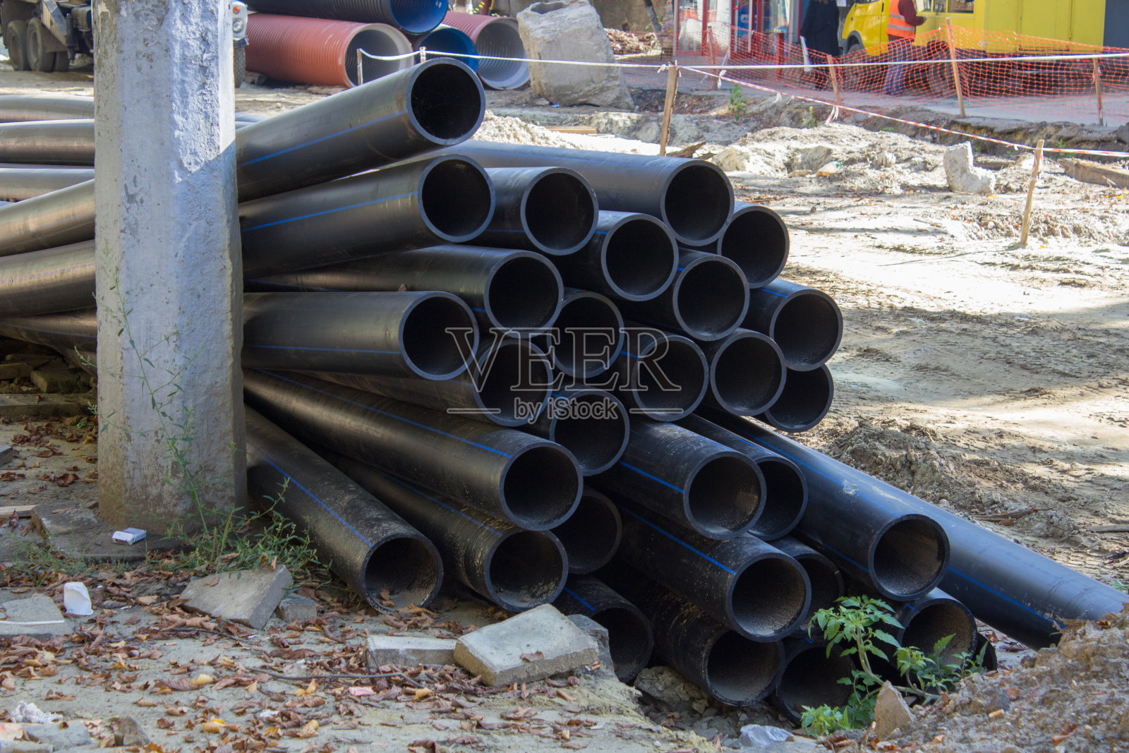 公路上的一堆管子照片摄影图片