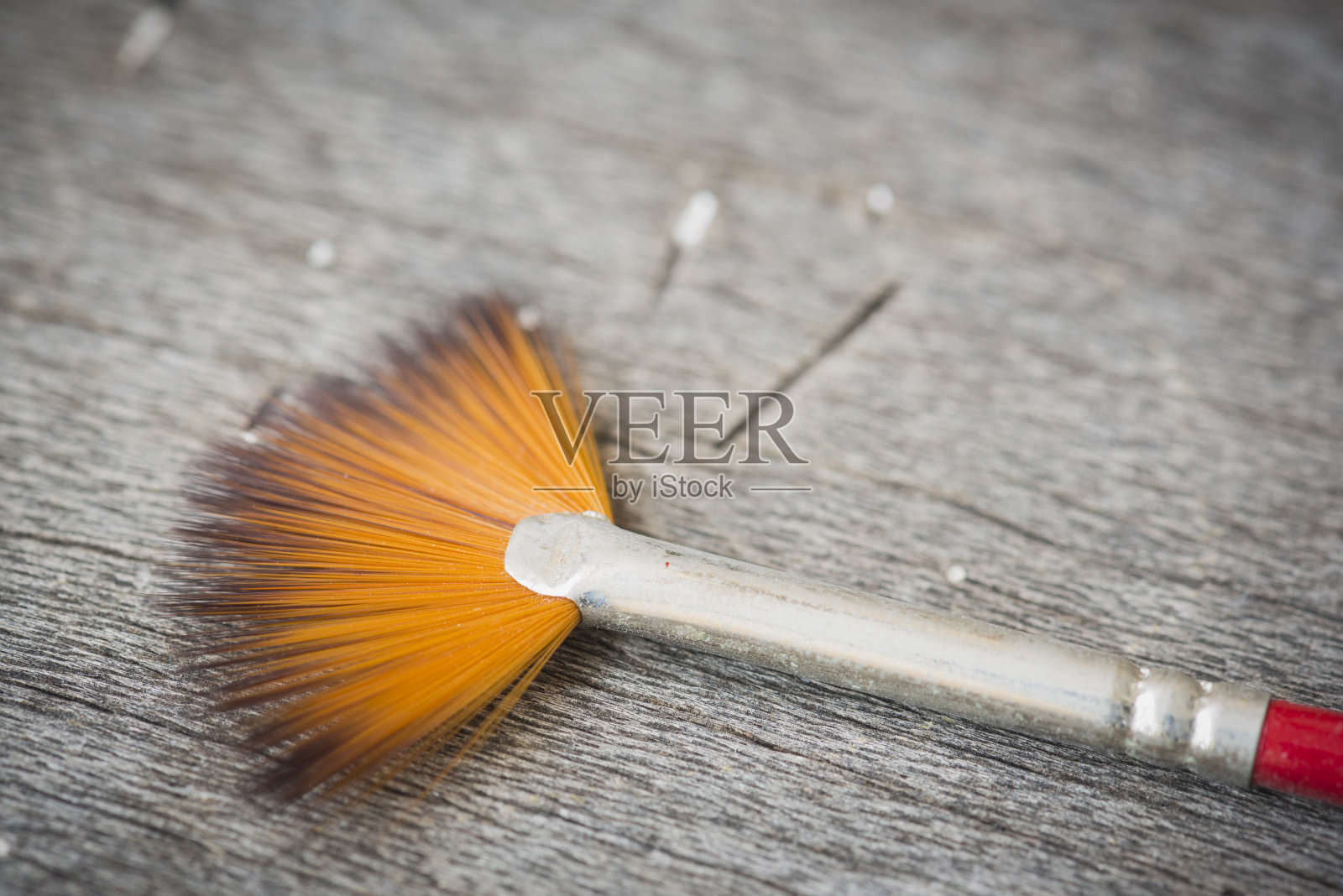 水彩刷在木制背景照片摄影图片