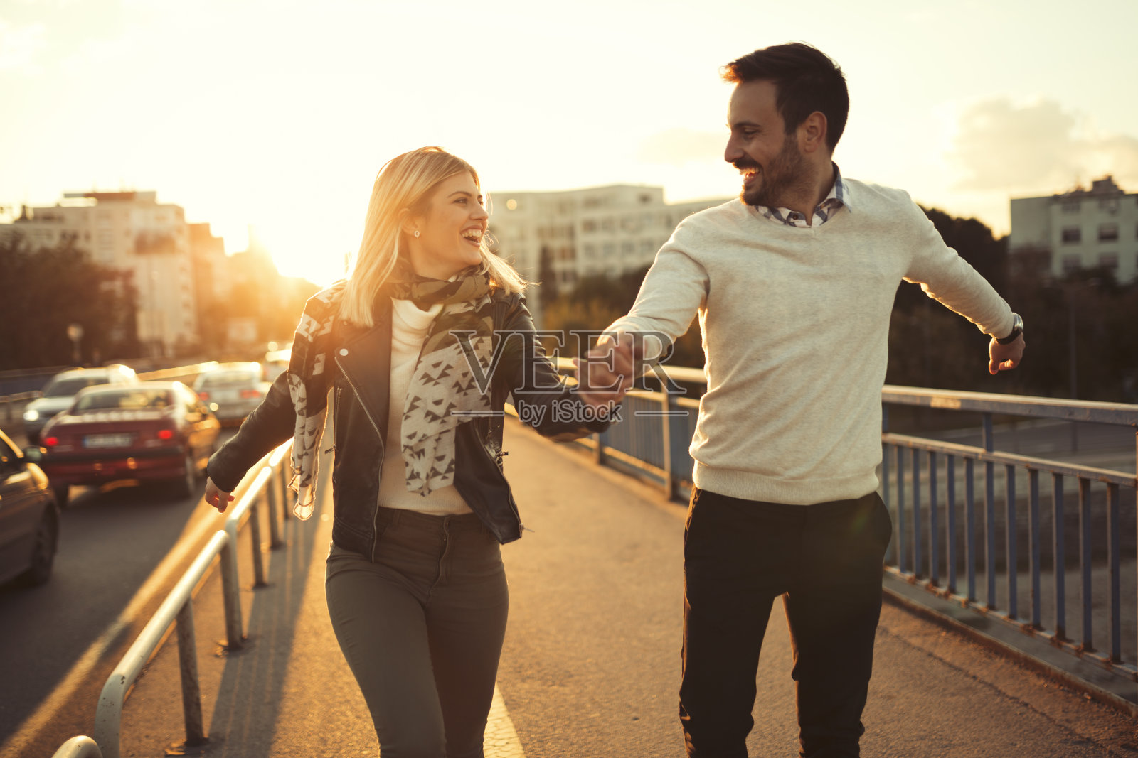 幸福的夫妇从喜悦中跳出来照片摄影图片