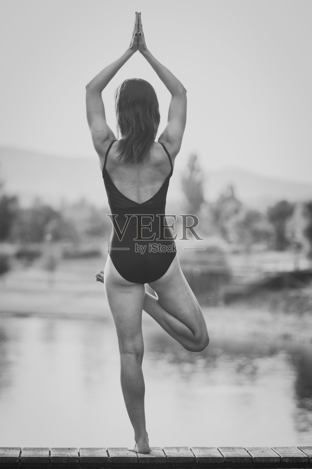 年轻女子在练瑜伽照片摄影图片