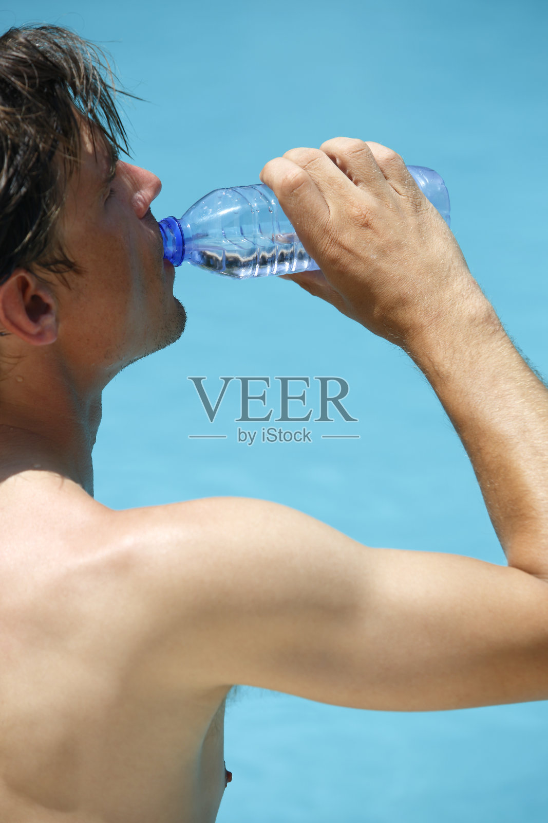 有魅力的男人在游泳池喝水照片摄影图片