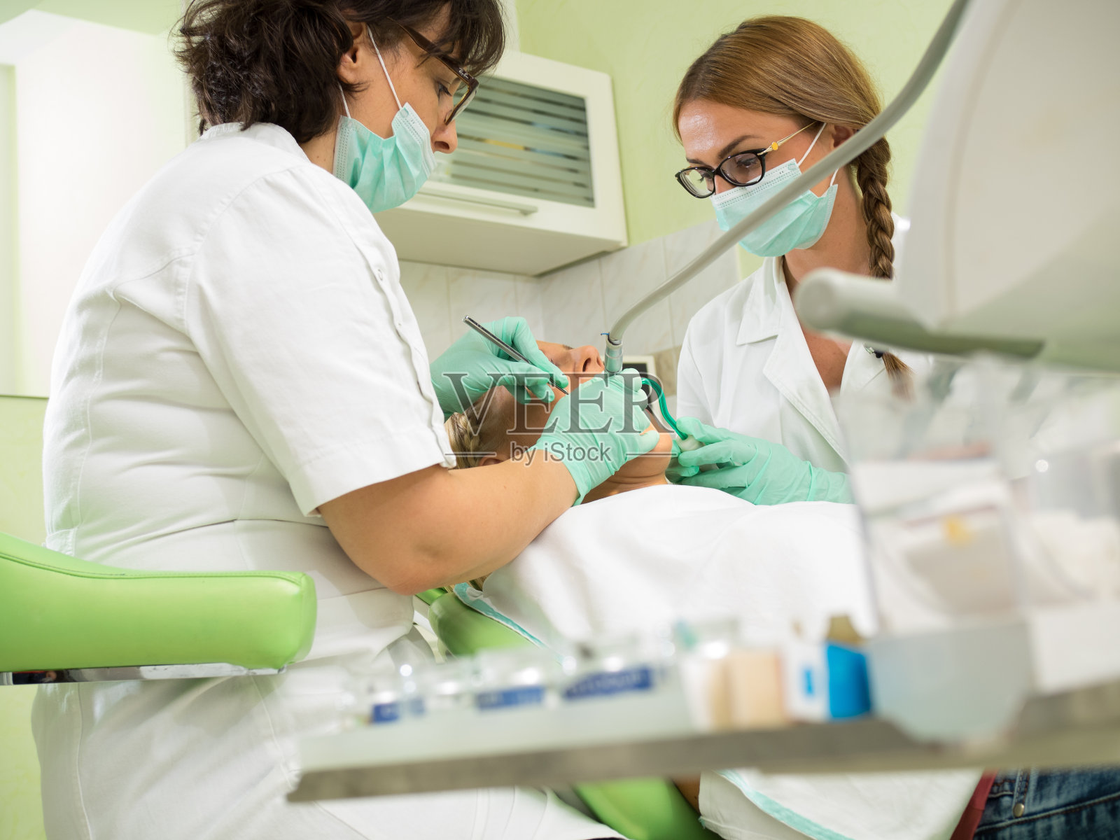 正在检查牙齿的女孩照片摄影图片