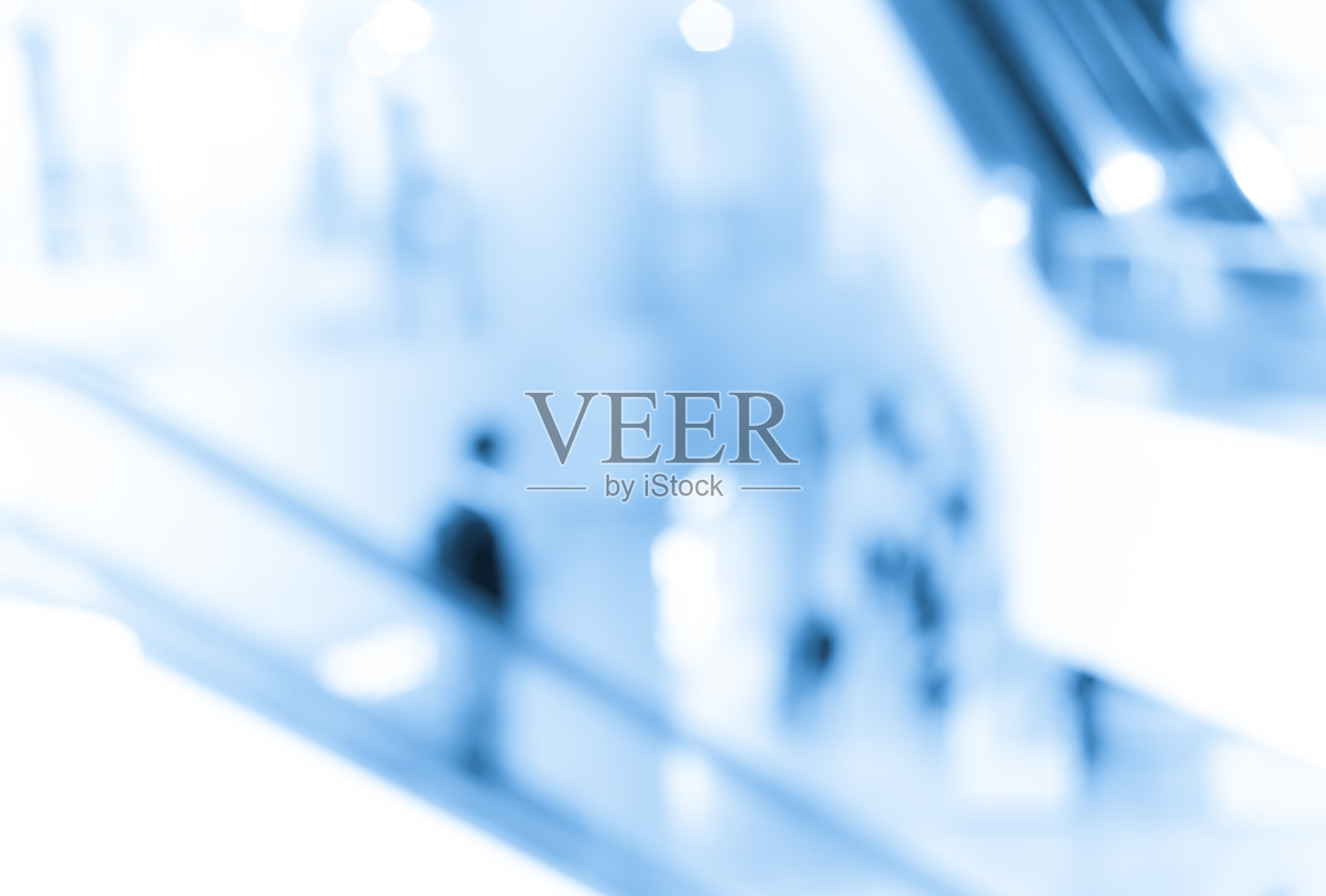 以蓝色为背景，抽象模糊购物中心的室内和零售商店照片摄影图片