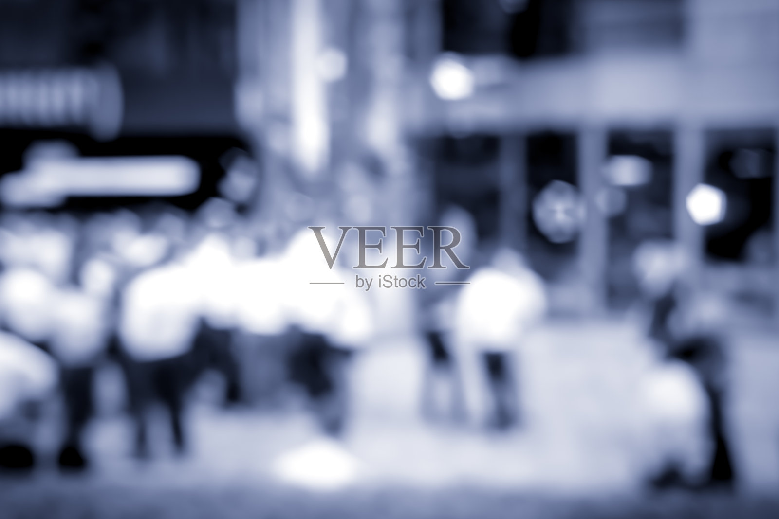 模糊背景的商务人士在酒吧在快乐的时间在蓝色照片摄影图片