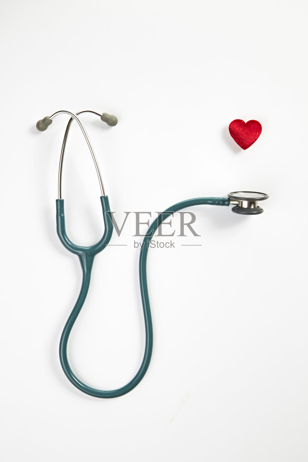 红色爱心与听诊器（白色背景）照片摄影图片
