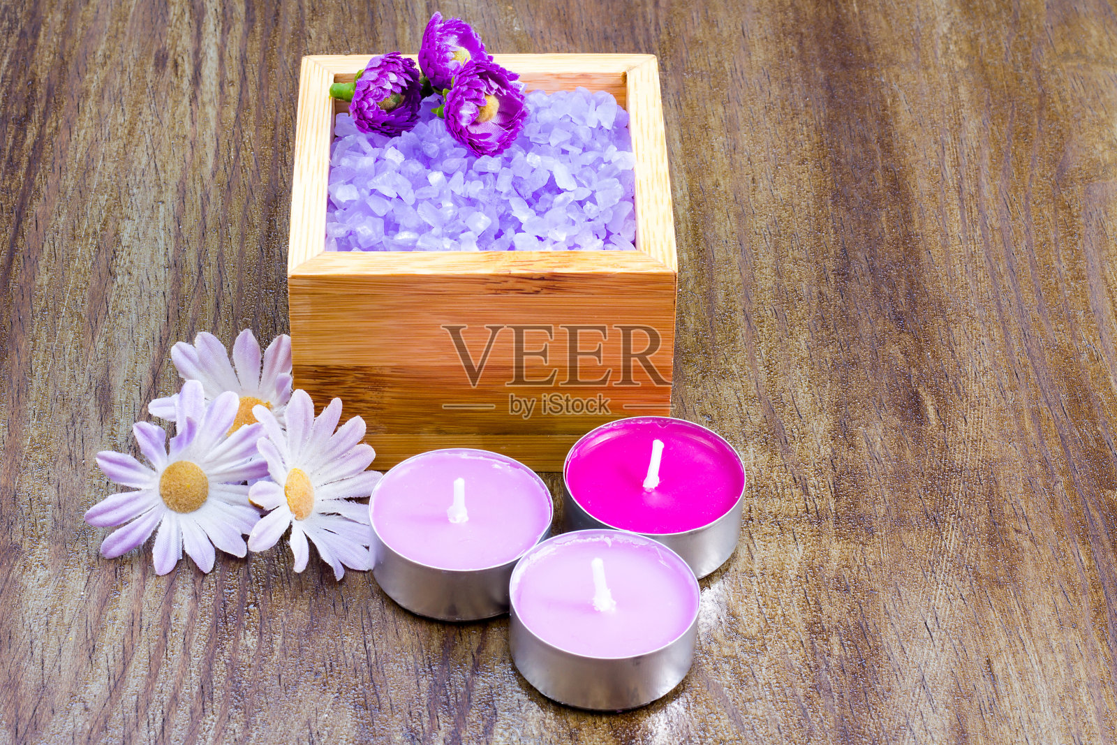 木材背景上的芳香疗法元素。照片摄影图片