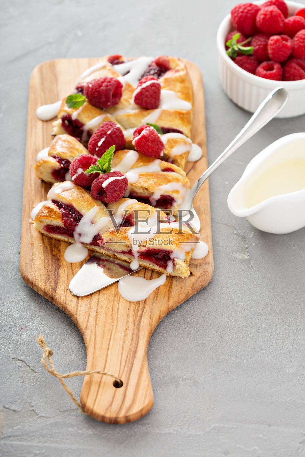 覆盆子编织丹麦酥配糖霜照片摄影图片