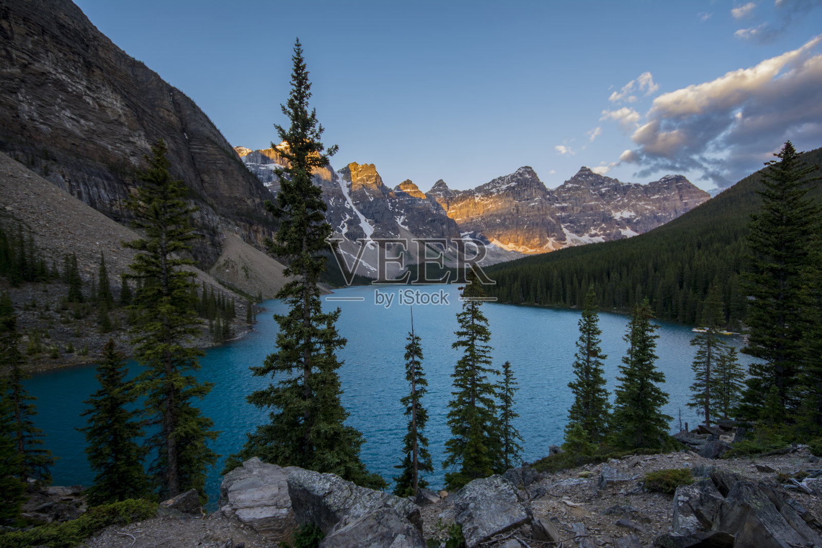 十峰谷-湖和山峰照片摄影图片