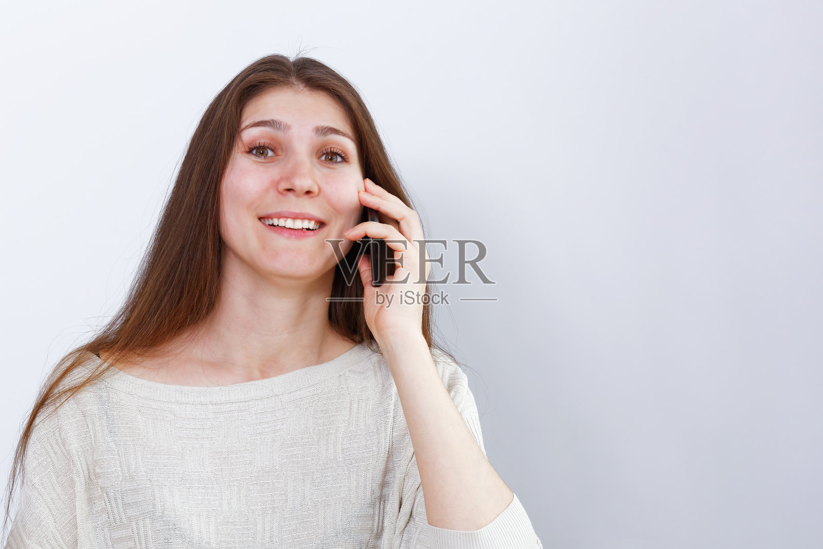 年轻快乐的女人在讲电话照片摄影图片