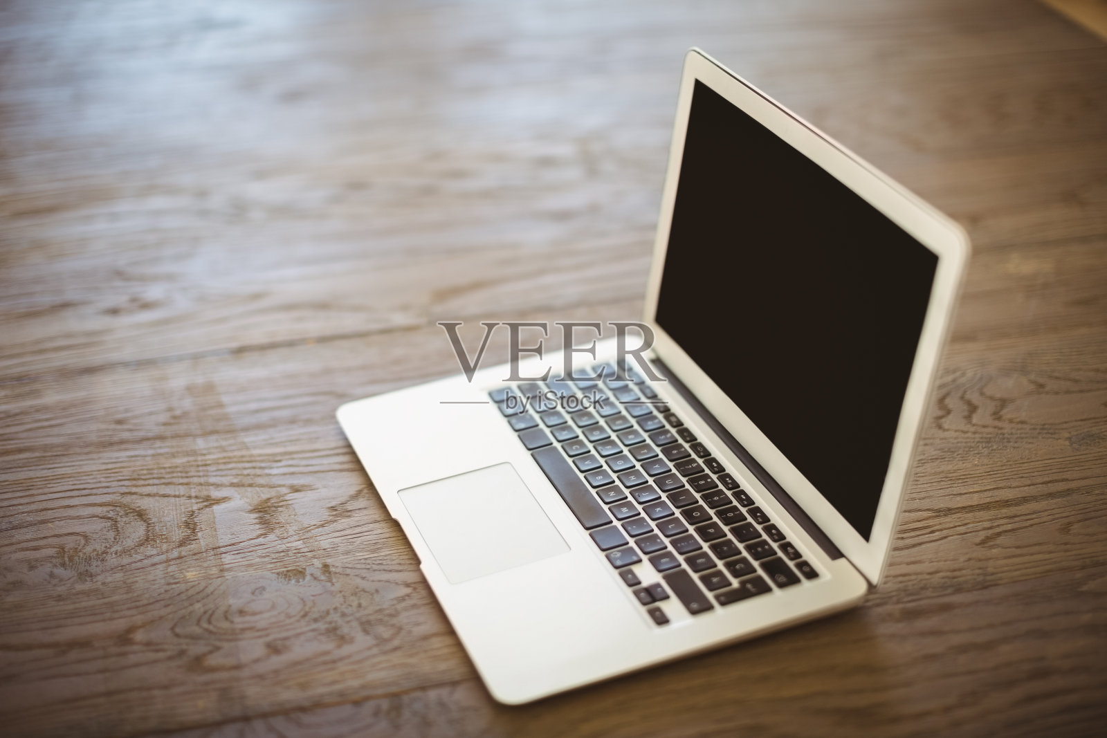 木地板上放笔记本电脑照片摄影图片