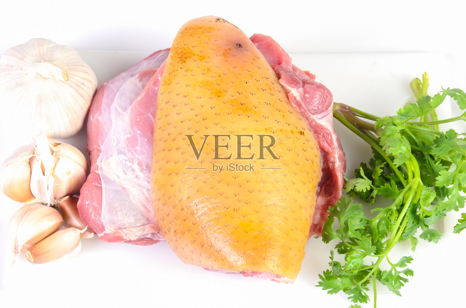 白底生猪肉和蔬菜照片摄影图片