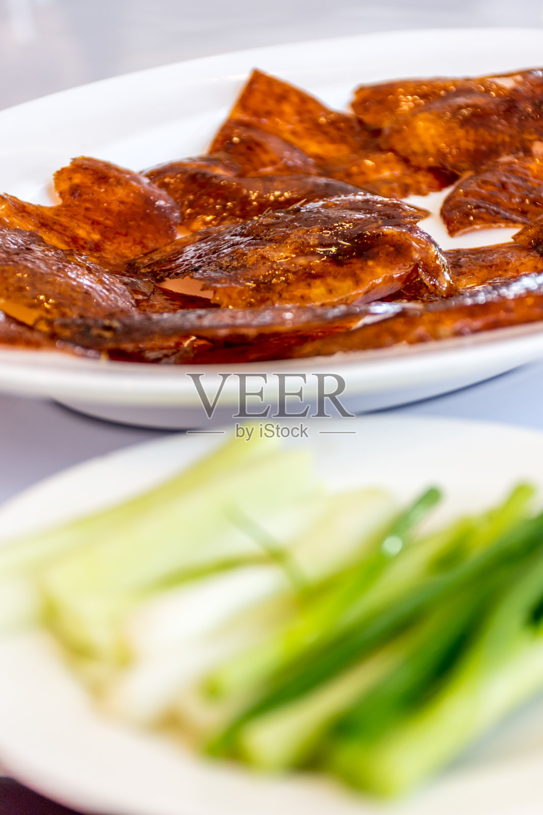 北京烤鸭或北京烤鸭是一种中国食物，烤鸭皮薄而脆，在中国餐馆供应照片摄影图片