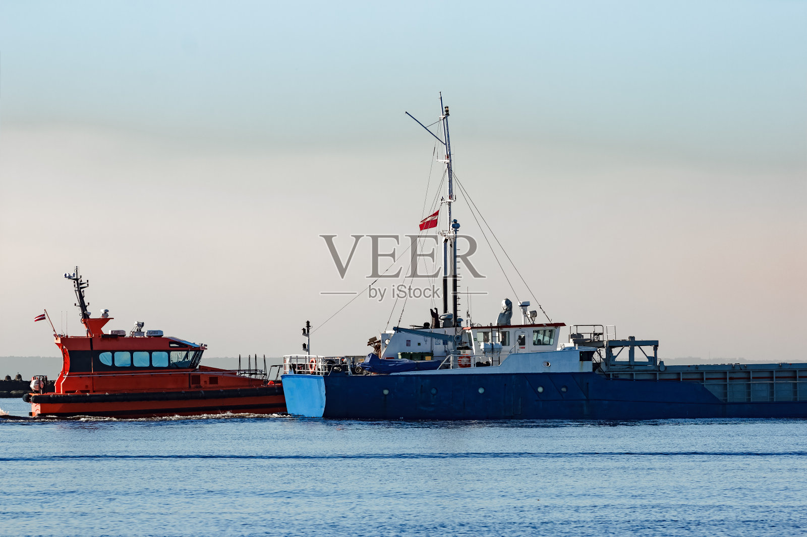 蓝色的货船照片摄影图片