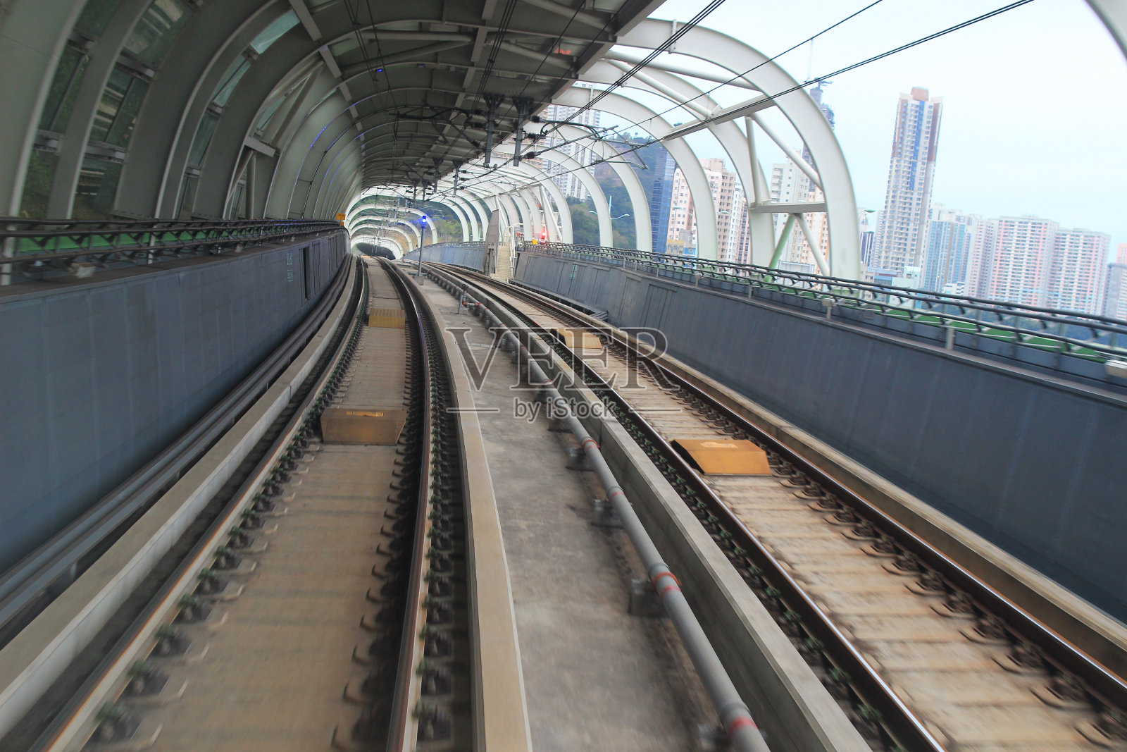 城市中的火车轨道照片摄影图片