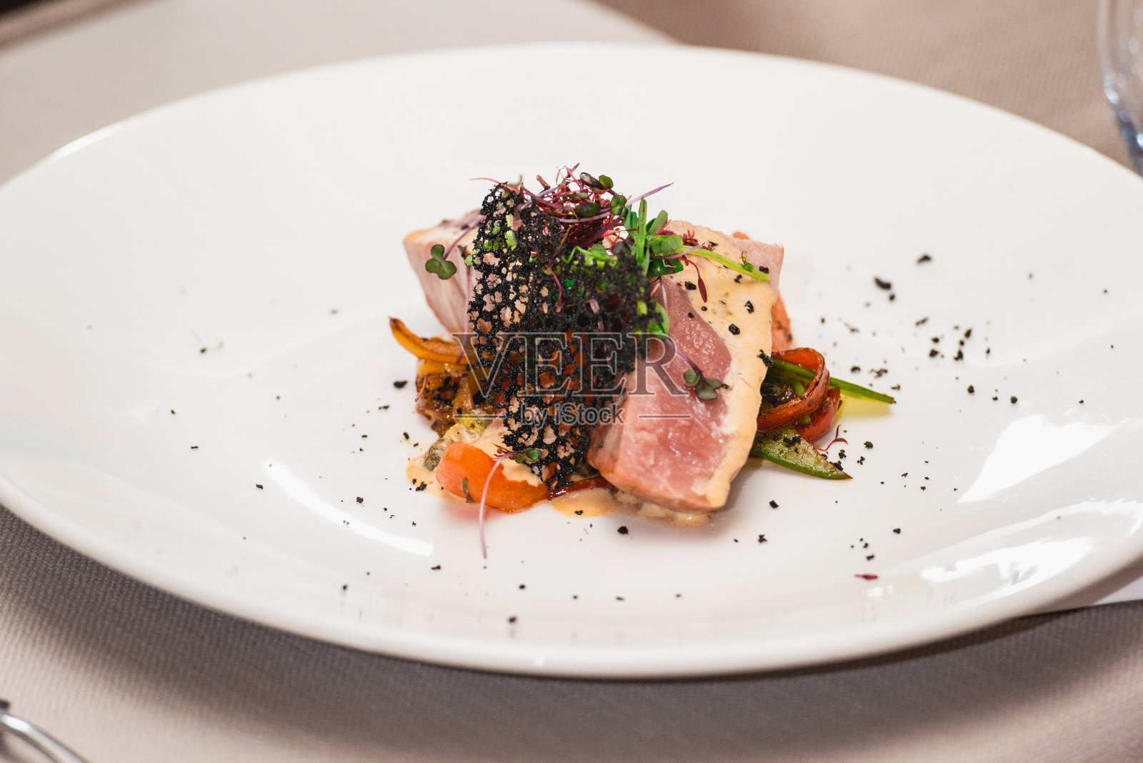 餐厅里美味的金枪鱼。很小一部分照片摄影图片