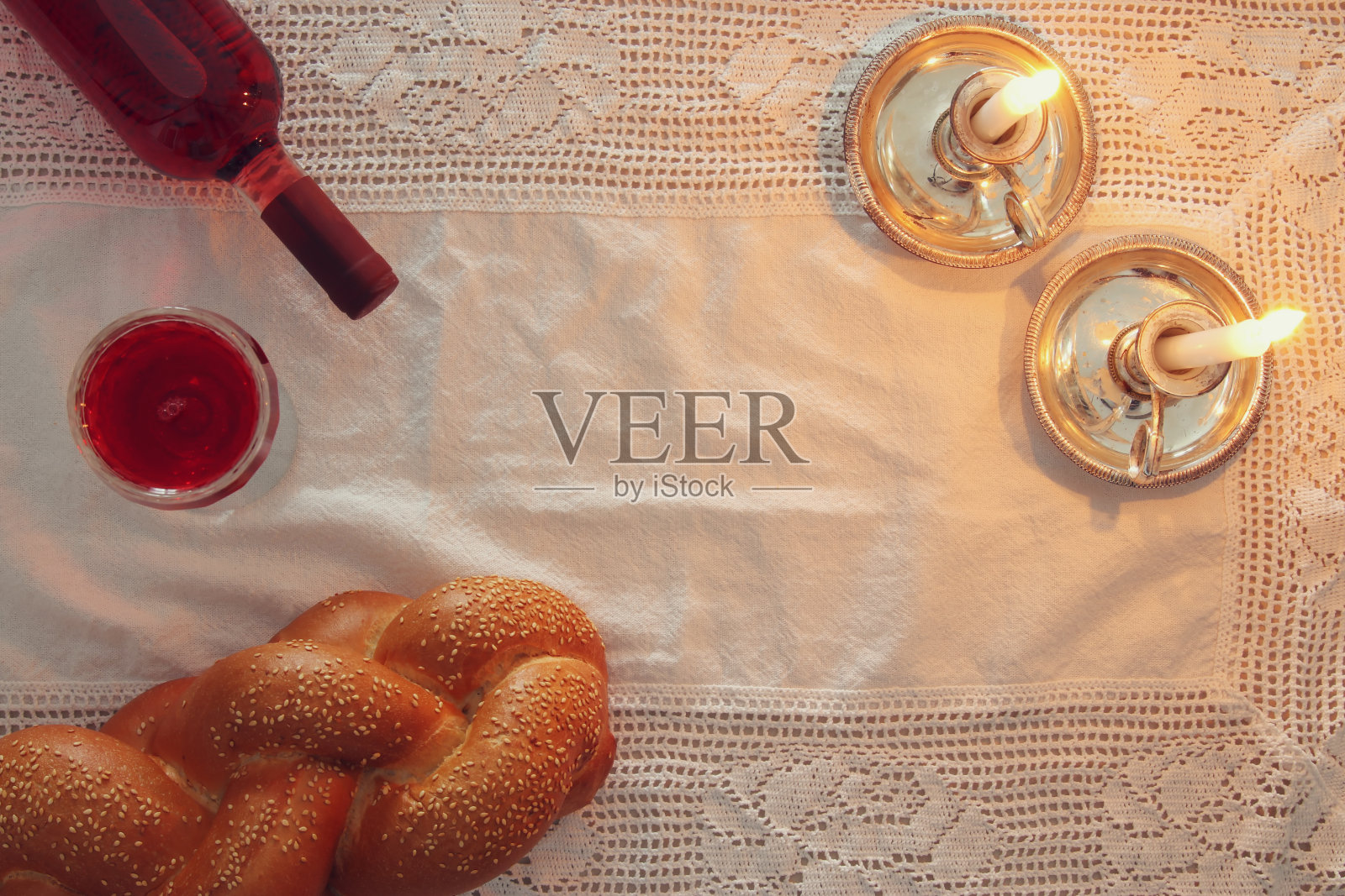 安息日的形象。白面包，安息日酒和蜡烛照片摄影图片