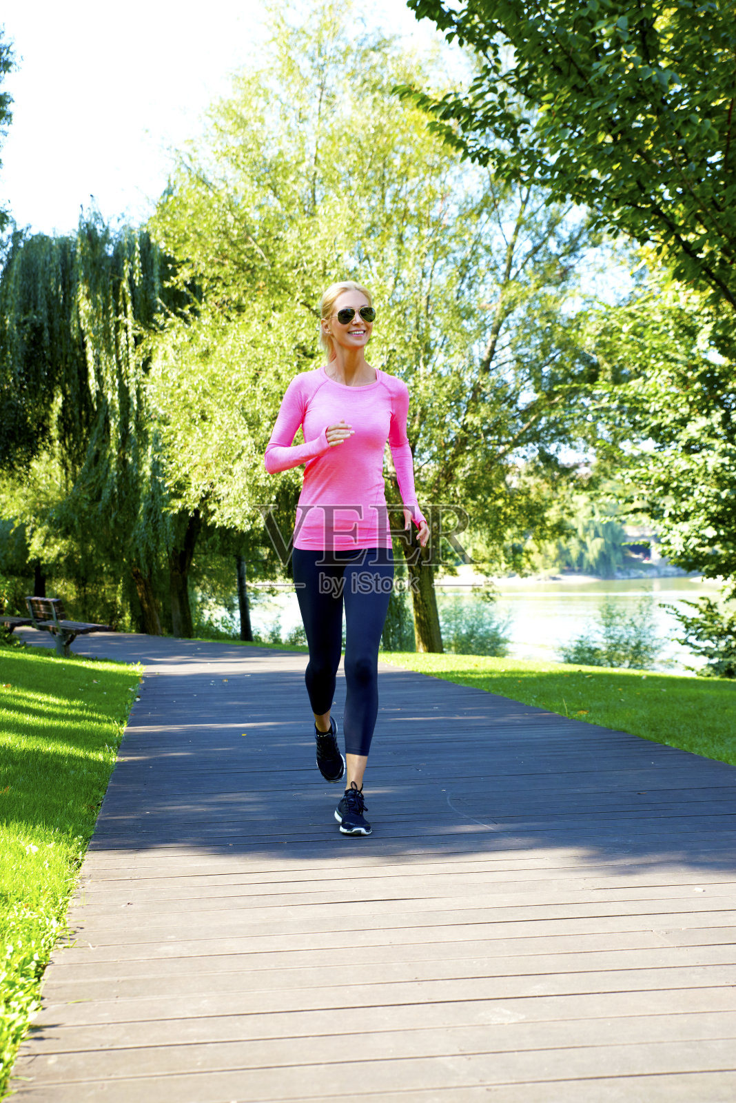 女性跑步者户外照片摄影图片