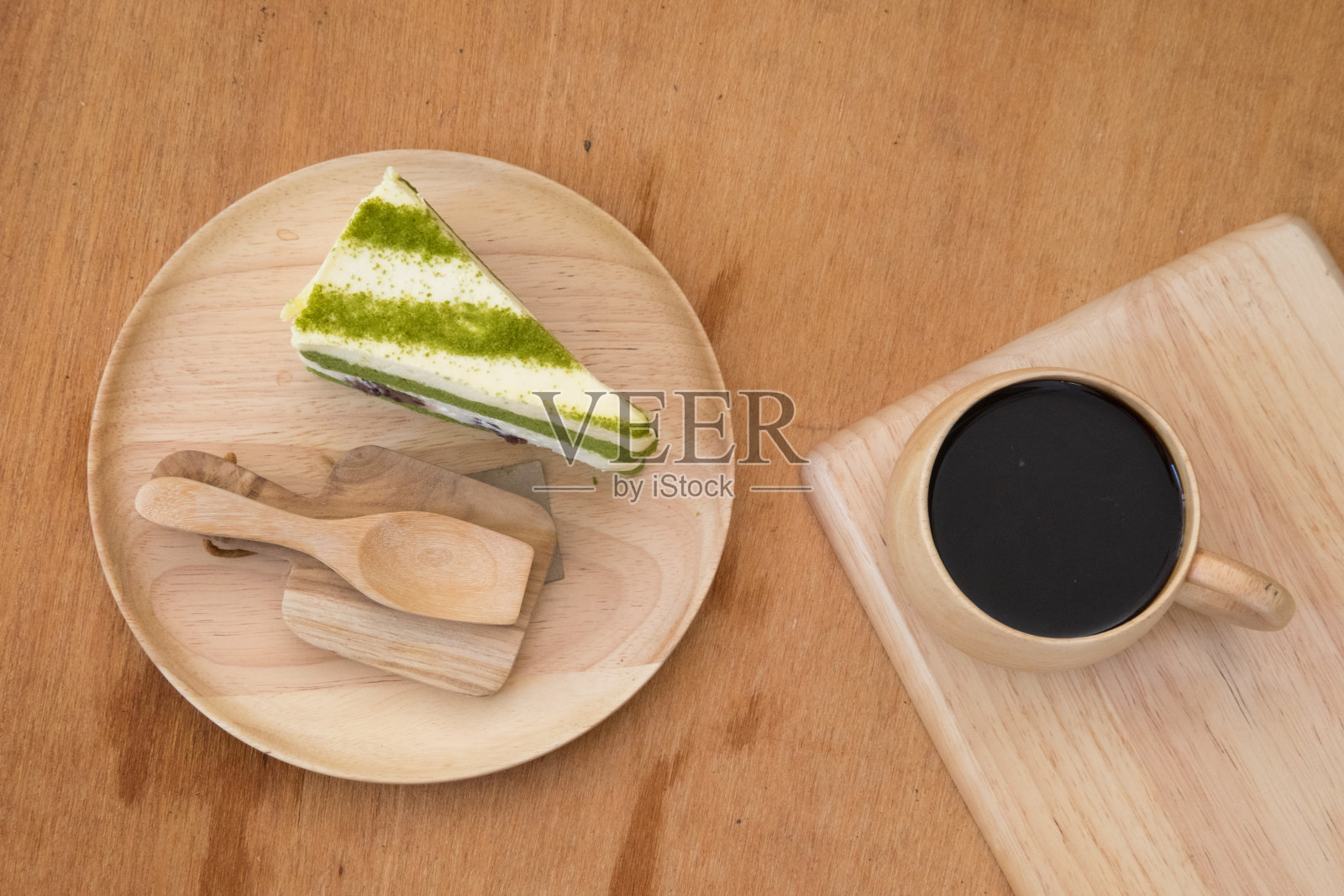 一片绿茶蛋糕配黑咖啡照片摄影图片