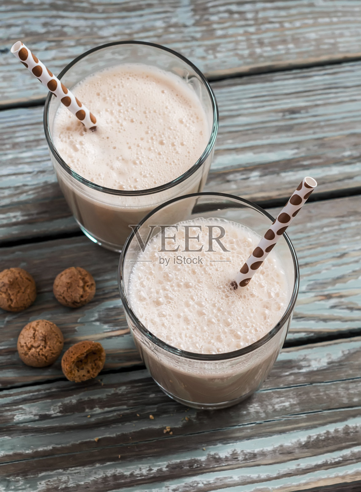 杯装冰淇淋和巧克力奶昔照片摄影图片