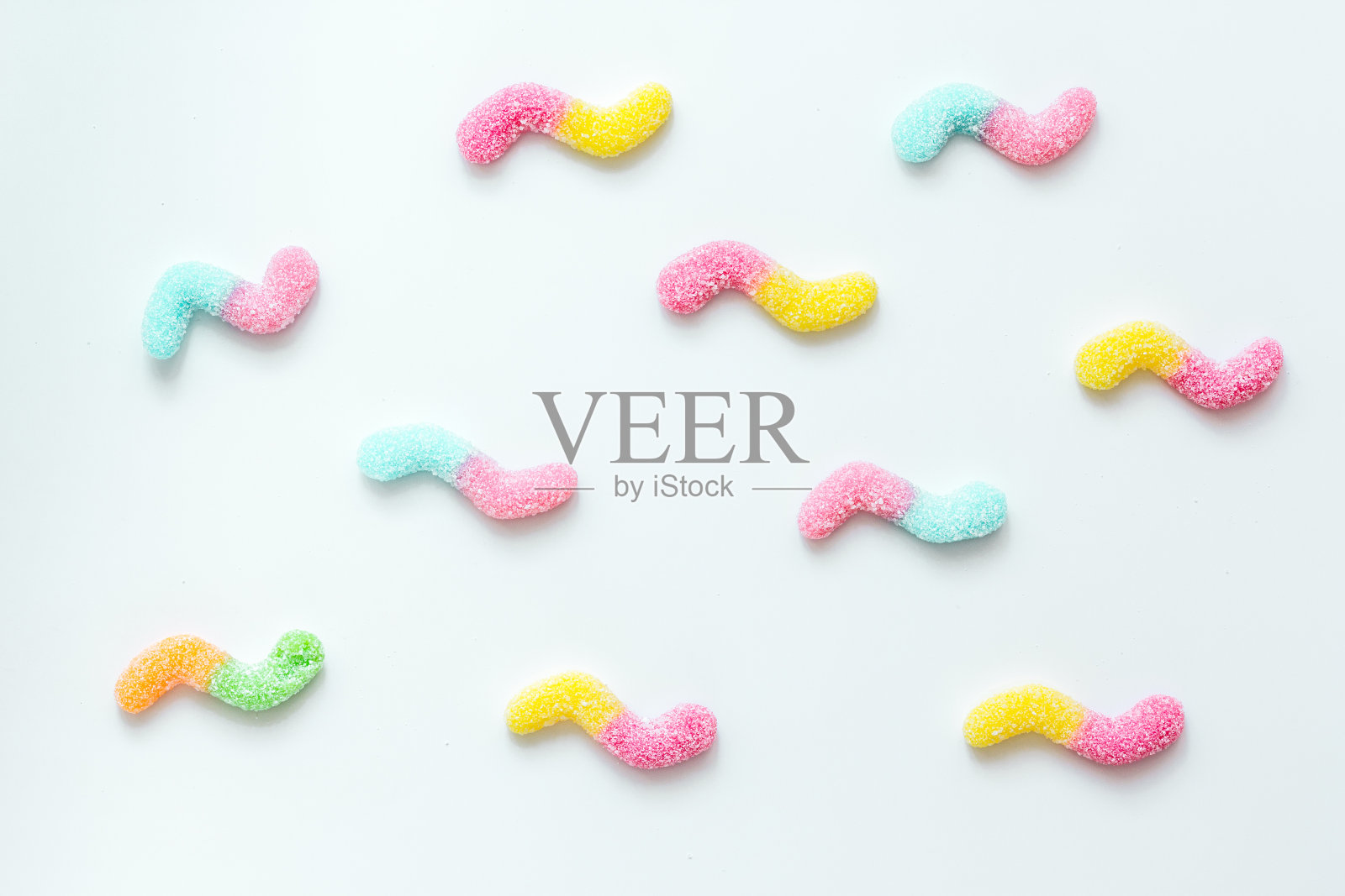 彩色糖果在白色纹理背景顶视图模式照片摄影图片