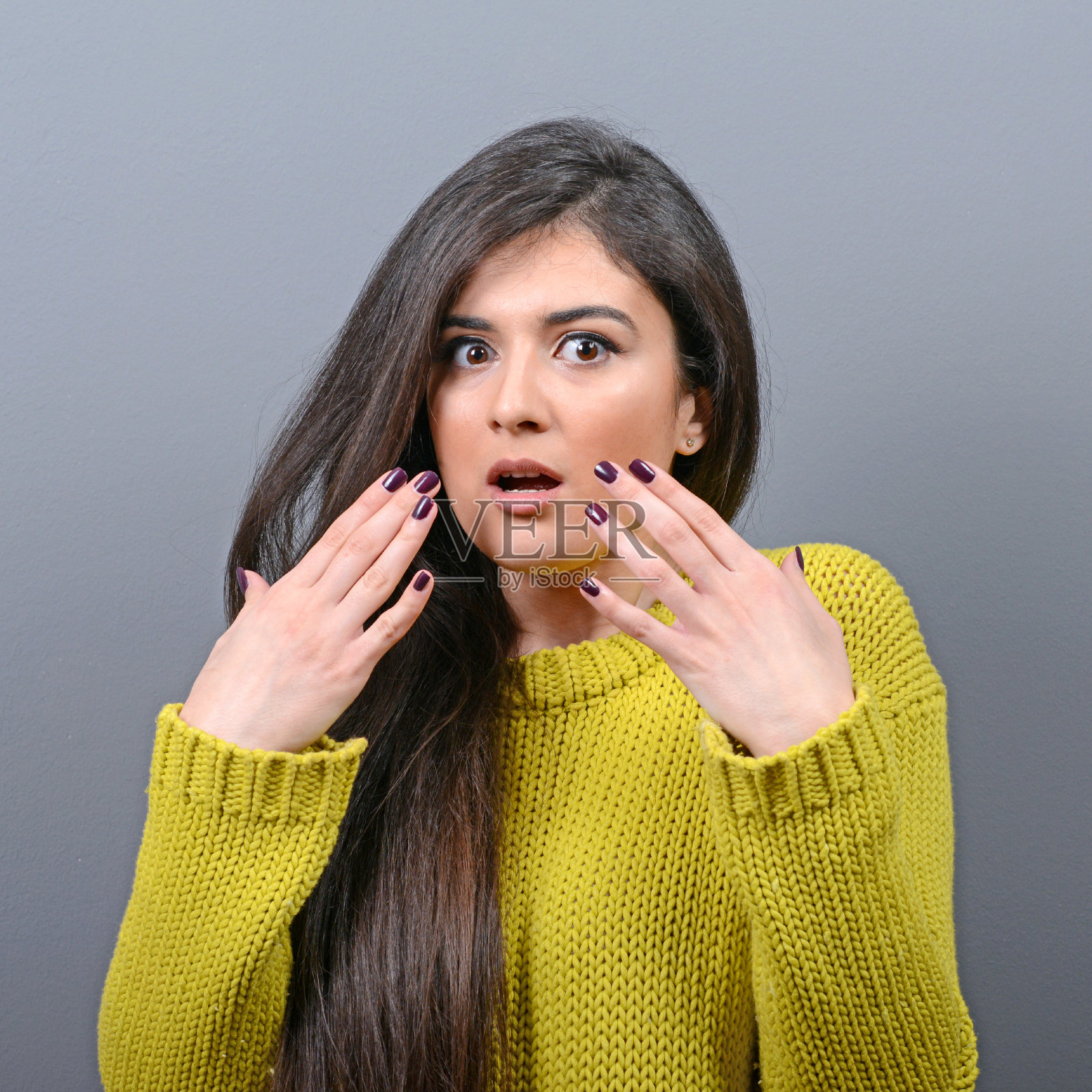 灰色背景下惊恐的女人的肖像照片摄影图片